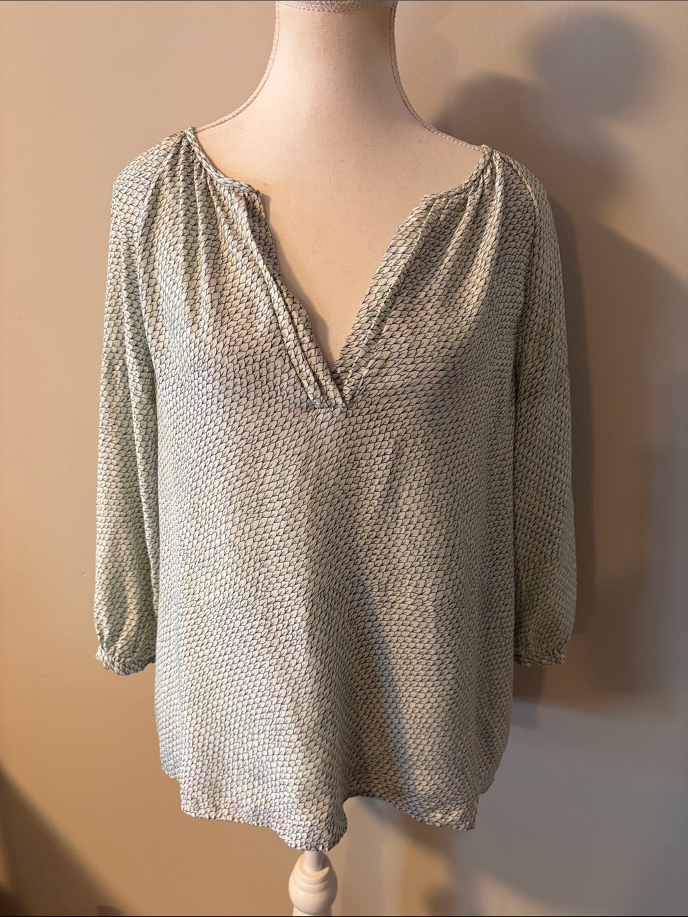 Joie 100% Silk Oversized Light Green Printed Split-Neck 3/4 Sleeve Blouse. Sz S